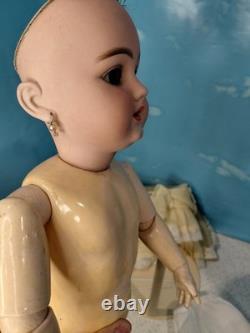 20 Handwerck 109 Bisque Head, Yellow Organdy Dress