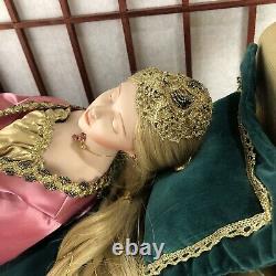 SLEEPING BEAUTY 19 RARE PORCELAIN DOLL and BED withCOA VINTAGE 1988 DANBURY MINT