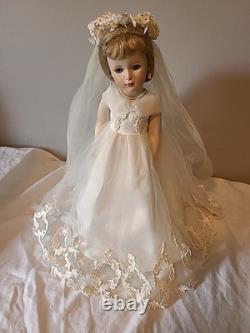 VTG 2001 Madame Alexander Bride Doll Porcelain 13 Incl Veil & Stand