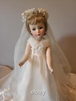 VTG 2001 Madame Alexander Bride Doll Porcelain 13 Incl Veil & Stand