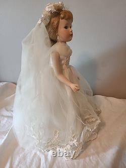 VTG 2001 Madame Alexander Bride Doll Porcelain 13 Incl Veil & Stand