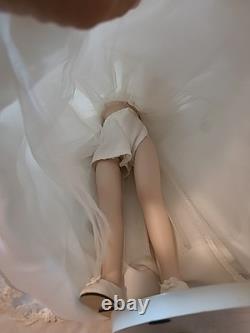VTG 2001 Madame Alexander Bride Doll Porcelain 13 Incl Veil & Stand