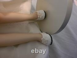 VTG 2001 Madame Alexander Bride Doll Porcelain 13 Incl Veil & Stand