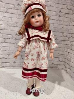 15 Poupée en Bisque Allemande Goebel avec un Superbe Costume, Sans Défauts