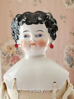 15 belles rares têtes de china antique Conta & Boehme dame aux oreilles percées à bottes plates