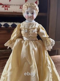 15 poupée ancienne en porcelaine de Chine, blonde, cheveux très moulés, n°184, bras en bois, pantoufles