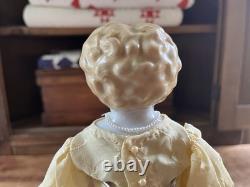 15 poupée ancienne en porcelaine de Chine, blonde, cheveux très moulés, n°184, bras en bois, pantoufles
