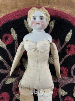 15 poupée ancienne en porcelaine de Chine, blonde, cheveux très moulés, n°184, bras en bois, pantoufles