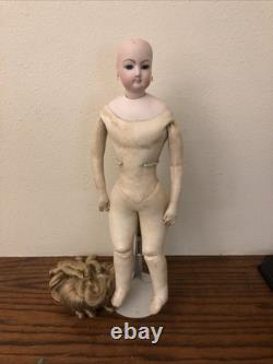 17 François Gaultier (F. G.) Poupée Bisque avec Corps en Cuir (déchirure au coude gauche)