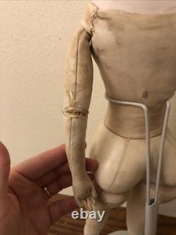 17 François Gaultier (F. G.) Poupée Bisque avec Corps en Cuir (déchirure au coude gauche)