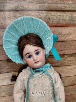 17 Petite poupée bisque A. 1. M. costume précieux de 1894