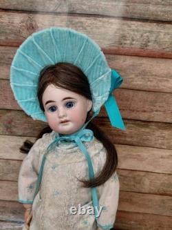 17 Petite poupée bisque A. 1. M. costume précieux de 1894