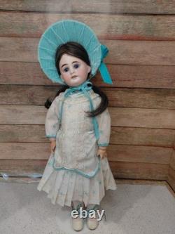 17 Petite poupée bisque A. 1. M. costume précieux de 1894