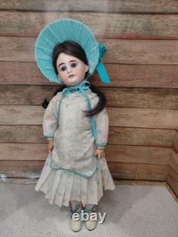 17 Petite poupée bisque A. 1. M. costume précieux de 1894