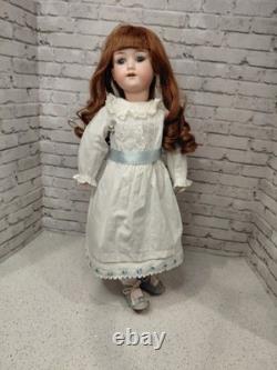 19 A. M. DGRM 390 Poupée en biscuit impeccable, belle robe