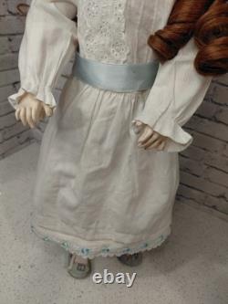 19 A. M. DGRM 390 Poupée en biscuit impeccable, belle robe