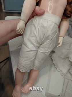 19 A. M. DGRM 390 Poupée en biscuit impeccable, belle robe