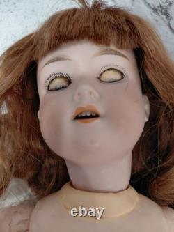 19 A. M. DGRM 390 Poupée en biscuit impeccable, belle robe