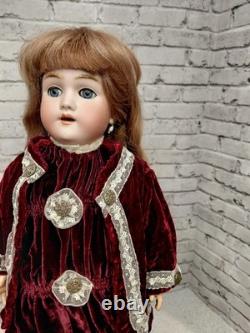 19 Handwerck #119. 10 et 1/4 X. Poupée en biscuit impeccable sur beau corps en composition marqué