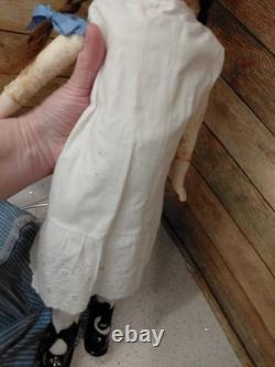 19 Tête en porcelaine bisque mystérieuse marquée Allemagne, jolie vieille robe, perruque HH