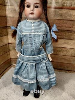 19 Tête en porcelaine bisque mystérieuse marquée Allemagne, jolie vieille robe, perruque HH