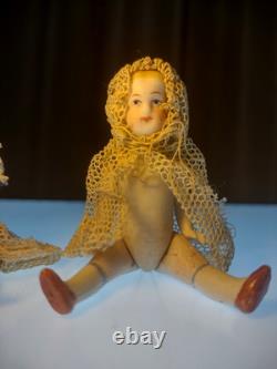 2 Poupées de Maison de Poupée en Porcelaine All-Bisque Articulées Allemandes Limbach Antiques