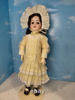 20 Handwerck 109 tête en biscuit, robe en organdi jaune