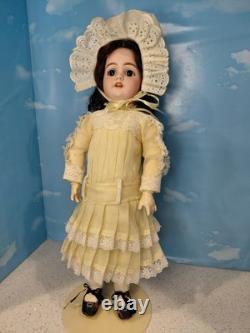 20 Handwerck 109 tête en biscuit, robe en organdi jaune