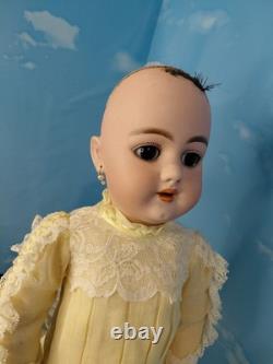 20 Handwerck 109 tête en biscuit, robe en organdi jaune