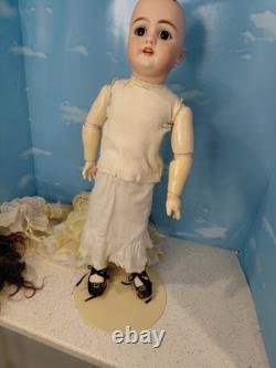 20 Handwerck 109 tête en biscuit, robe en organdi jaune