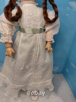 21 Max Handwerck 283/285 Tête en biscuit allemande, corps en composition, belle robe