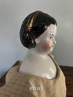 21 Rares Antiquités Kestner, Tête en Porcelaine d'Alice au Pays des Merveilles avec Snood en Or c. 1860