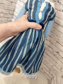 21 poupée Clarmaid à tête en bisque, jolie robe