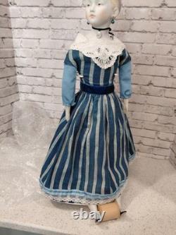 21 poupée Clarmaid à tête en bisque, jolie robe