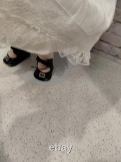 22 Waklure Allemagne Poupée en Tête Bisque Parfaite, Grand Corps en Composition, Robe en Broderie Blanche