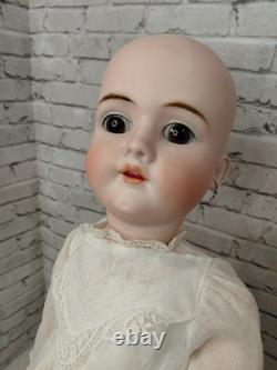22 Waklure Allemagne Poupée en Tête Bisque Parfaite, Grand Corps en Composition, Robe en Broderie Blanche