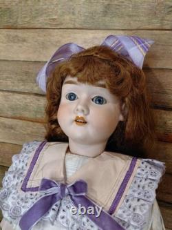23 Poupée Max Handwerck à tête en biscuit, magnifique robe lilas et rose