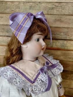 23 Poupée Max Handwerck à tête en biscuit, magnifique robe lilas et rose