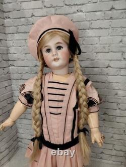 24 Tête Jumeau en biscuit impeccable, robe française ancienne 24 Tête Jumeau en biscuit impeccable, robe française ancienne