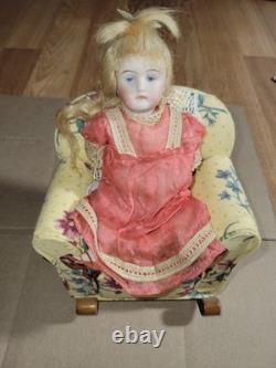 3,75 pouce poupée en biscuit allemande antique aux membres articulés, yeux peints, perruque en mohair