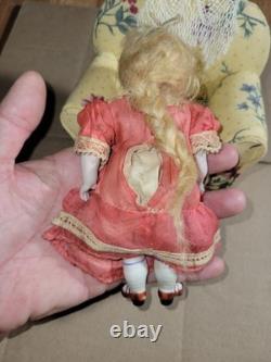 3,75 pouce poupée en biscuit allemande antique aux membres articulés, yeux peints, perruque en mohair