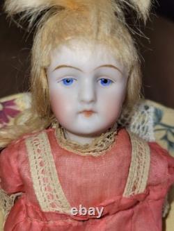 3,75 pouce poupée en biscuit allemande antique aux membres articulés, yeux peints, perruque en mohair