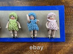 6 poupées antiques en porcelaine habillées sur carte d’échantillon Hertwig & Co