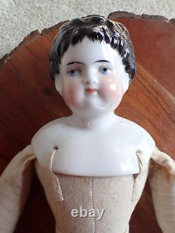 Adorable Poupée ancienne en porcelaine avec tête 15 et coups de pinceau autour du visage