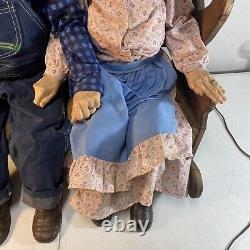 Adorables poupées en porcelaine William Wallace Jr pour grand-mère et grand-père sur un banc à bascule.