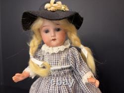Allemagne 150 8 Poupée en porcelaine tresses blondes robe vichy bleue chapeau noir 8