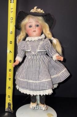 Allemagne 150 8 Poupée en porcelaine tresses blondes robe vichy bleue chapeau noir 8