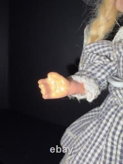 Allemagne 150 8 Poupée en porcelaine tresses blondes robe vichy bleue chapeau noir 8