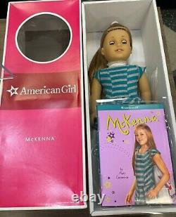 American Girl Doll Mckenna 2012 Fille De L'année Avec Livre Nib Rare 18 Inch