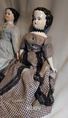 Anciennes poupées en porcelaine 16 avec des vêtements faits main d'origine, 16 poupées en porcelaine